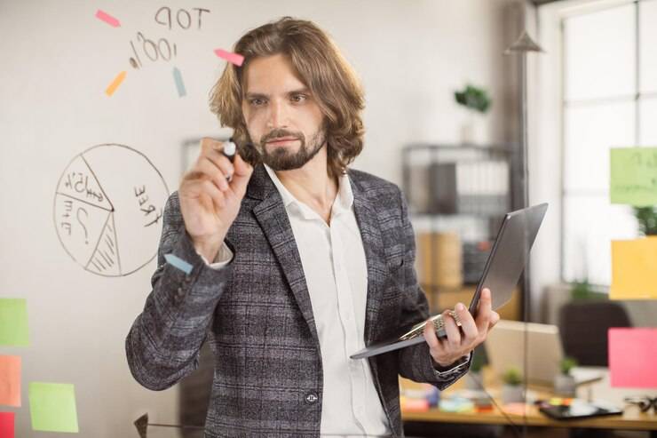 Менеджер проектов: кто это, как им стать и сколько можно зарабатывать